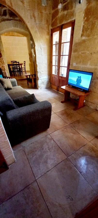 Ta Lucia Farmhouse With Private Pool And Bbq Villa Santa Luċija Dış mekan fotoğraf